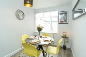 Heath House - Stunning 3-bed with Garden & Parking - Image 4