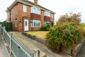 Heath House - Stunning 3-bed with Garden & Parking - Image 2