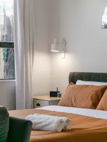 Spacious studio near CBD with off-street parking - Image 2