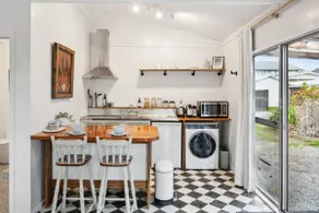 Spacious studio near CBD with off-street parking - Image 4