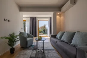 Indigo Blue Apartment | Free Parking & Garden - Image 2