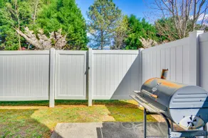 Cozy Greensboro Townhome w/ Community Pool & Grill - Image 2