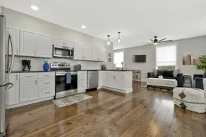 *Sleeps 4* Downtown USA ~ Walkable Dickson Apt - Image 3