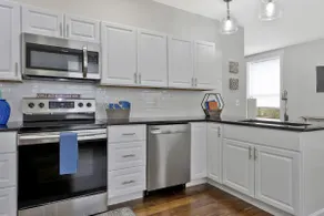 *Sleeps 4* Downtown USA ~ Walkable Dickson Apt - Image 2