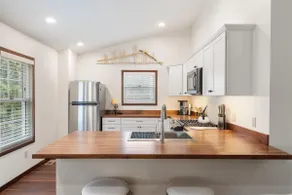 Cozy Condo Between Petoskey & Harbor Springs - Image 2