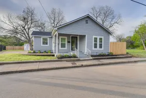 1 Mi to Dtwn Waco! Lovely Home w/ Fire Pit Table - Image 2