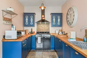 Cosy Home on the Waterfront Private Parking - Image 3