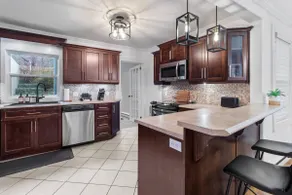 The Fancy House 3bed DT w Fenced Yard - Image 2
