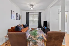 The Fancy House 3bed DT w Fenced Yard - Image 3