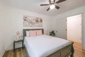 Spring Branch Home Sleeps 6 Yard King Suit - Image 2