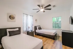 Spring Branch Home Sleeps 6 Yard King Suit - Image 4