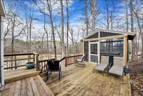 Serene Lakeside Retreat - Image 5