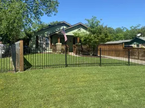 Stockyards 5 mins!-TCU!-Sleeps 8. Cowboy Bungalow - Image 2