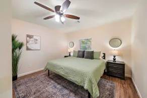 Spacious Family Gem: Private Giant Yard | 4br - Image 2