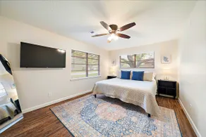 Spacious Family Gem: Private Giant Yard | 4br - Image 4