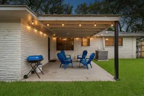 Spacious Family Gem: Private Giant Yard | 4br - Image 2