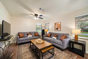 Spacious Family Gem: Private Giant Yard | 4br - Image 3