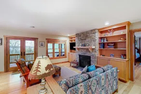 3BR Home near lake w/media room, fireplace, grill - Image 5
