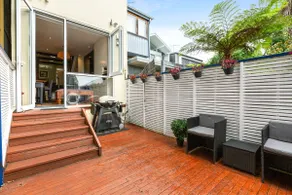 Elegant 1-Bed with Study by Balmain Wharf - Image 4
