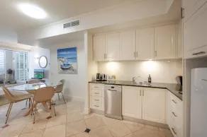 Chic Hastings Street Apartment - Image 4