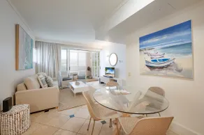 Chic Hastings Street Apartment - Image 3