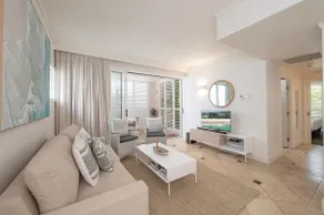Chic Hastings Street Apartment - Image 5