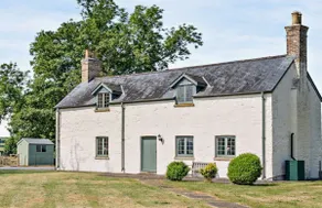Charming Farmhouse Retreat with Stunning Views - Image 3