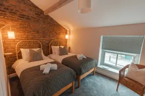 Superior-Apartment-Eigenes Badezimmer - Image 4