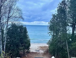 Huron Shores Hideaway: Pet-Friendly Autumn Stay - Image 3