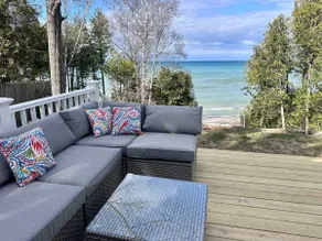 Huron Shores Hideaway: Pet-Friendly Autumn Stay - Image 2