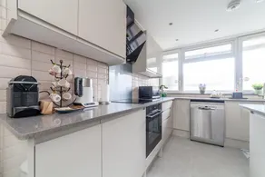 Excellent 3-Bed Flat In Elephant & Castle - Image 2