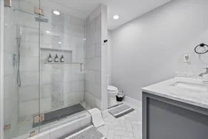 10mins to Disney 2BD/2BA Private Ensuite w/ 3 beds - Image 3
