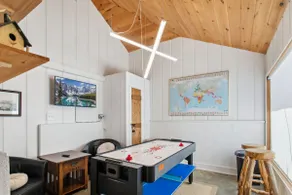 Classic barn home with contemporary design - Image 5
