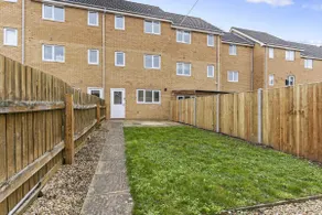 The Royal Lakeview 4 Bed House with gated parking - Image 5
