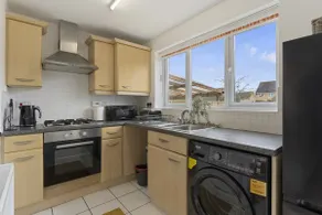 The Royal Lakeview 4 Bed House with gated parking - Image 4