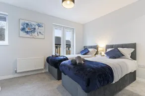 The Royal Lakeview 4 Bed House with gated parking - Image 3
