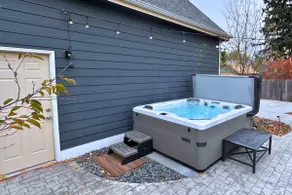 Beautiful Old Town Apartment with Hot Tub & Bikes - Image 5