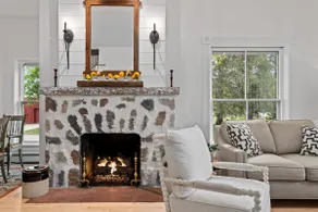 Peaceful home w/ outdoor space & fireplace - Image 2