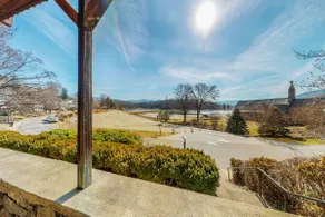 Casual Lake View Escape, free WiFi, & Full Kitchen - Image 3