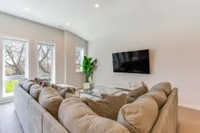 7 Mi to Downtown: Luxe Chicago Condo - Image 5