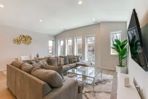 7 Mi to Downtown: Luxe Chicago Condo - Image 4
