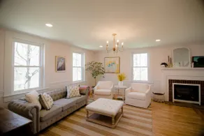 Charming & Serene Farmhouse: Near Lakes &Colleges - Image 2