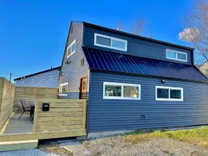 Carriage house! Close to hospital, firepit, - Image 5