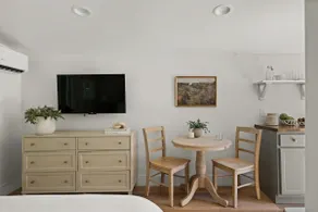 Charming Downtown Country Cottage - Image 3