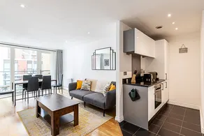 Bright Battersea Apartment - Image 2