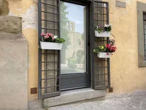 Unique and independent atmosphere in the historic center - Image 5