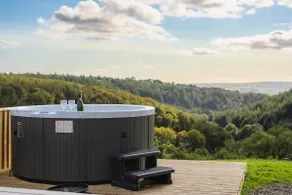 Cosy Glamping Pod with Hot Tub & Exceptional Views - Image 3
