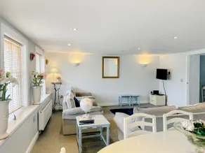 Town Centre Apartment - Image 4