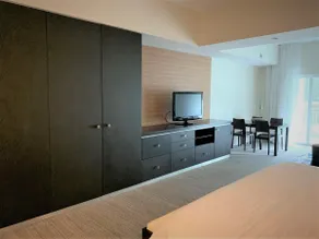Near Convention Center, King Studio with Kitchen - Image 3
