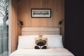 Mirrored cabin - Image 2